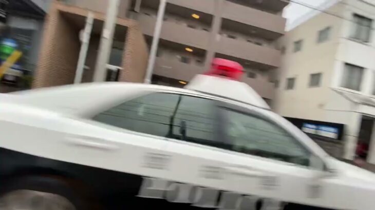 愛知県警察　パトカー　緊急走行