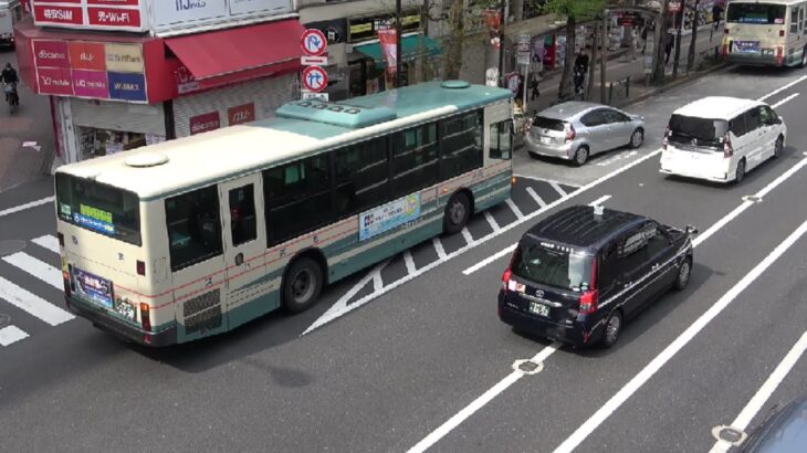 バス停付近に駐車する迷惑な女性ドライバーにクラクション