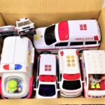 救急車をたくさん箱にまとめ、坂道を走らせよう！緊急走行テスト☆ Ambulance Mini car runs in an emergency! Slope driving test!