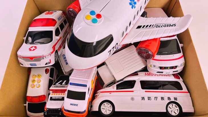 救急車のミニカーが走る。坂道をサイレン鳴らして緊急走行☆Ambulance minicars. siren drive slope.Tomika toy cars. #shorts