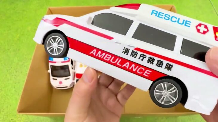 大小さまざまな大きさの救急車、ミニカー、パトカー、消防車で緊急走行 ! An ambulance cars emergency run on minislope with police cars!