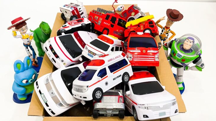消防車と救急車のミニカーが緊急走行したよ☆サイレンやスピードに注目！