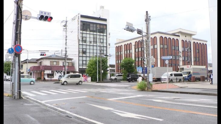緊急走行中のパトカーが赤信号の交差点に進入　右側から走ってきたオートバイと衝突＝静岡市