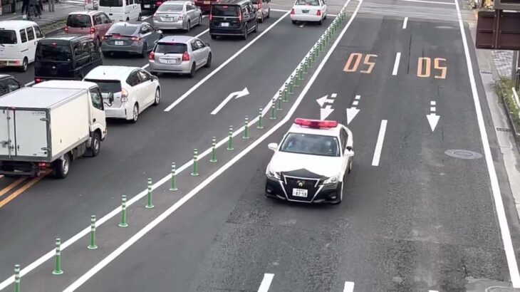 愛媛県警のパトカー　緊急走行