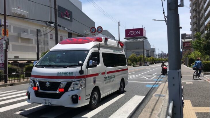 【緊急走行】茨木市消防本部　下穂積救急隊　車と歩行者が多い中、リモートサイレンを鳴らし交差点を緊急走行