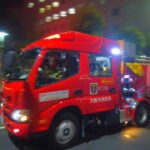 大阪梅田の中心を緊急走行する消防車ST260 | 大阪市消防局