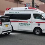 【緊急走行】茨木市消防本部　水尾救急隊　車が多い中、警備員が笛を鳴らして、協力して緊急走行