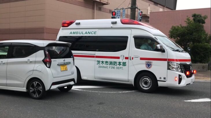【緊急走行】茨木市消防本部　水尾救急隊　車が多い中、警備員が笛を鳴らして、協力して緊急走行