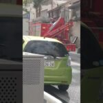 国際通りで渋滞を回避して緊急走行する那覇市の消防車🚒
