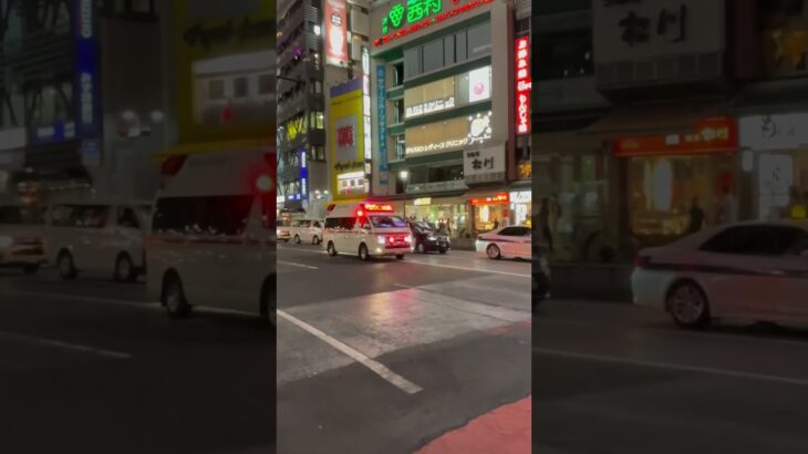 救急車　渋谷スクランブル交差点へ向かって緊急走行