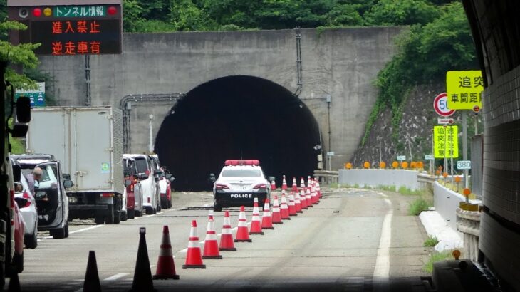 高速道路に逆走車！！　警察パトカー緊急走行！！