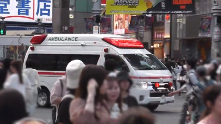 《緊急車両に道を譲って！》スクランブル交差点を緊急走行で通過する救急車 東京消防庁
