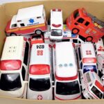 救急車パトカー消防車のミニカーがいっぱい走る。緊急走行テスト