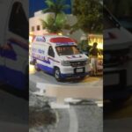 お祭りの中緊急走行する大阪市消防局の救急車とドクターカー　(コマ撮り)