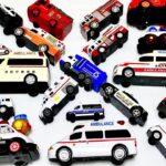 おもちゃの車、救急車、消防車、パトカー緊急走行、楽しい変身 Toy cars, ambulances, fire trucks, police cars, running Transformation