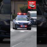 神奈川県警のパトカーが緊急走行で現場へ急ぐ🚨