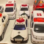 救急車、パトカーのミニカーが走る。緊急走行テスト。坂道を走る。Ambulances and miniature police cars run. Emergency driving test.