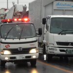 TEPCO緊急車両が対向車線を逆走し一般車を一気にゴボウ抜き!!レクサス・アルファード・トラック・バス運転手さんナイスアシスト!!