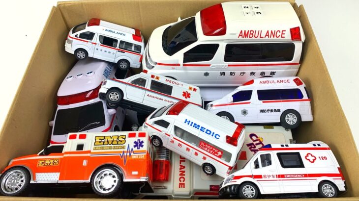 救急車のミニカーを箱にまとめ、ピポピポ緊急走行！