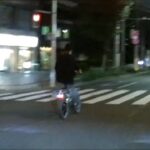 日本の車道は無法地帯化が加速!!電動アシスト自転車が車両の右折レーンから右折してそのまま左に寄らず第二通行帯を走ろうとしたので鬼クラ!!