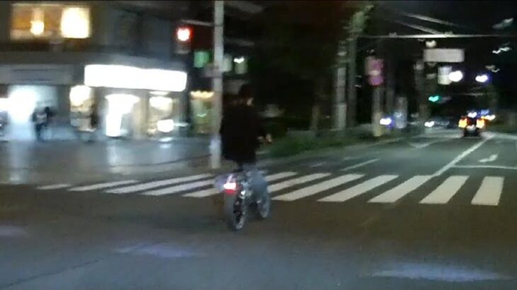 日本の車道は無法地帯化が加速!!電動アシスト自転車が車両の右折レーンから右折してそのまま左に寄らず第二通行帯を走ろうとしたので鬼クラ!!