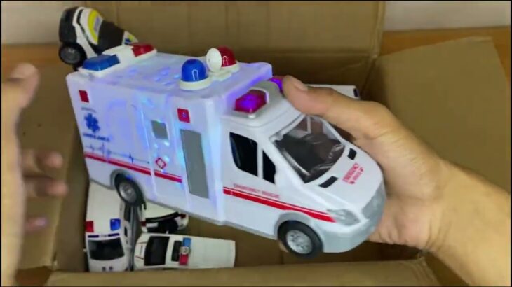 救急車 大小様々なミニカーが走る。サイレンあり。坂道で緊急走行！ Ambulance Minicars of various sizes run.
