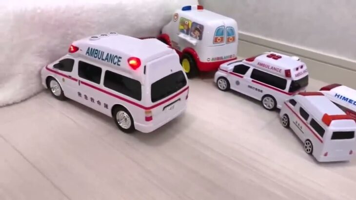 🔴 救急車のミニカー走る！緊急走行テスト。坂道走る☆Ambulance minicar runs in an emergency! Slope driving test 2