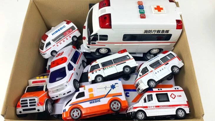 救急車（ミニカー）が坂道走る。緊急走行とサイレン鳴る。Ambulance minicars run urgently with siren.