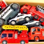 おもちゃ箱の消防車のミニカーとトミカのパトカーが順番に緊急走行！サイレン鳴らして豪快に走る！Mini fire truck and police car in toy box