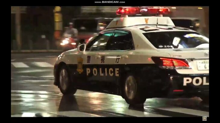新宿アルタ前で警視庁パトカーが緊急走行！