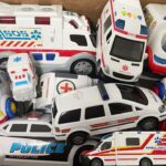 救急車とパトカーのミニカーが走る。サイレン鳴らして緊急走行テスト！A Miniature ambulance and police car with Siren Sound on Emergency!