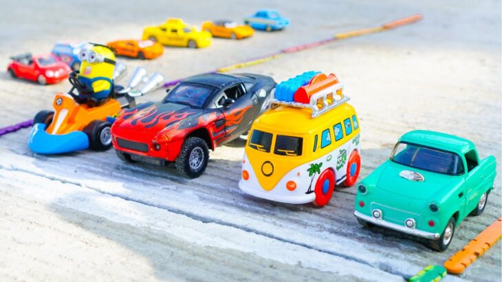 ピックアップ トラックと消防車のミニカー レース。 緊急走行試験 – Pickup Truck minicars racing – Emergency drive test toy play
