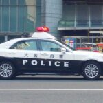 大阪駅前を緊急走行するパトカー | 大阪府警察