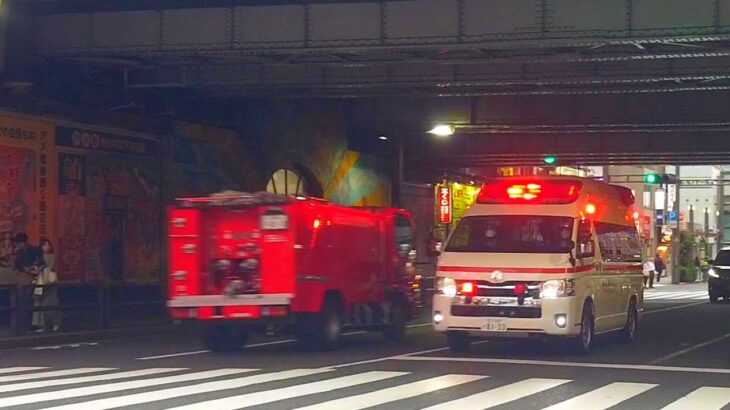御徒町駅前を緊急走行する救急車（浅草橋署）