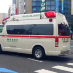 万世橋警察署から緊急走行を開始する救急車 | 東京消防庁