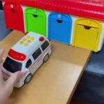 【はたらくくるま】救急車のミニカーが坂道4色ガレージを緊急走行します！🚑