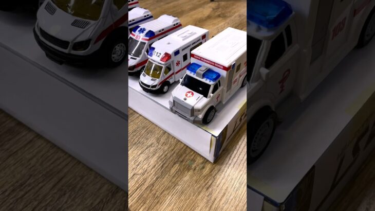 救急車のミニカーが緊急走行★坂道走る！Ambulance minicar emergency run on the slope!