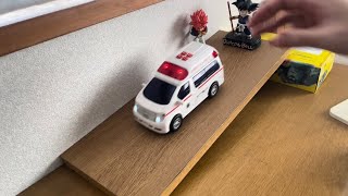 働くくるまの救急車坂道緊急走行テストambulance siren car toy