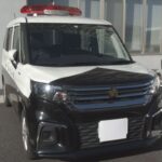 緊急走行中のパトカーと軽乗用車が交差点で衝突 パトカーは赤色灯つけサイレンを鳴らして赤信号で進入 けが人なし