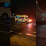 暗闇を緊急走行する救急車