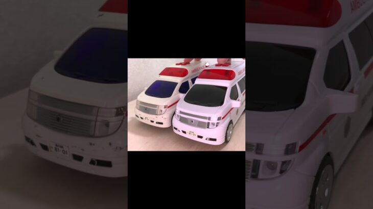救急車のミニカーが走る、緊急走行、サイレン鳴る☆ Ambulance minicar runs in an emergency. Siren sounds too!