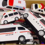 【はたらくくるま】たくさんの救急車パトロールカー消防車チェック☆坂道を緊急走行しますAmbulance patrol car fire truck toy makes an emergency run