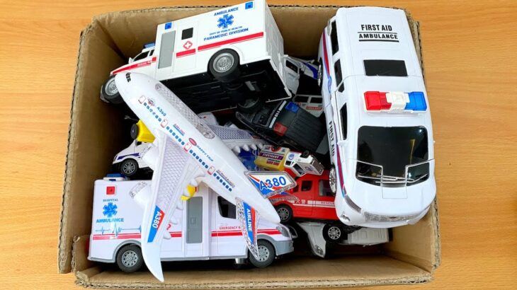 救急車 大小様々なミニカーが走る。サイレンあり。坂道で緊急走行！Box Full of Ambulan cars