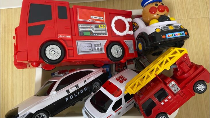 【トミカ/Tomica】救急車、消防車、パトカーのミニカーがサイレンを鳴らして緊急走行/ Ambulance, fire engines, police car with their sirens.