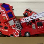 When a fire breaks out, toy fire trucks head to the scene one after another. 消防車のミニカー、火災に備えて緊急走行テスト