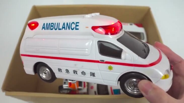 救急車のミニカーが走ります。緊急走行テスト！