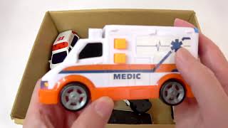 救急車とパトカーのミニカーがサイレンを鳴らして緊急走行！