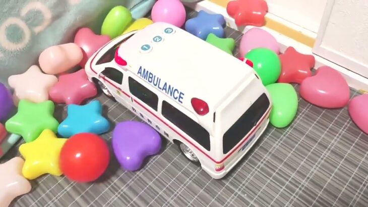 救急車のミニカーが走る！緊急走行テスト！サイレン鳴る｜A miniature ambulance car makes an emergency run on a slope #2