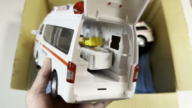 救急車とパトカー おもちゃ ミニカーが走る。緊急走行！サイレン Ambulance Toy Miniature car runs  Emergency running! siren sounds #5