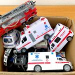 救急車 大小様々なミニカーが走る。サイレンあり。坂道で緊急走行！Box Full of Ambulan cars